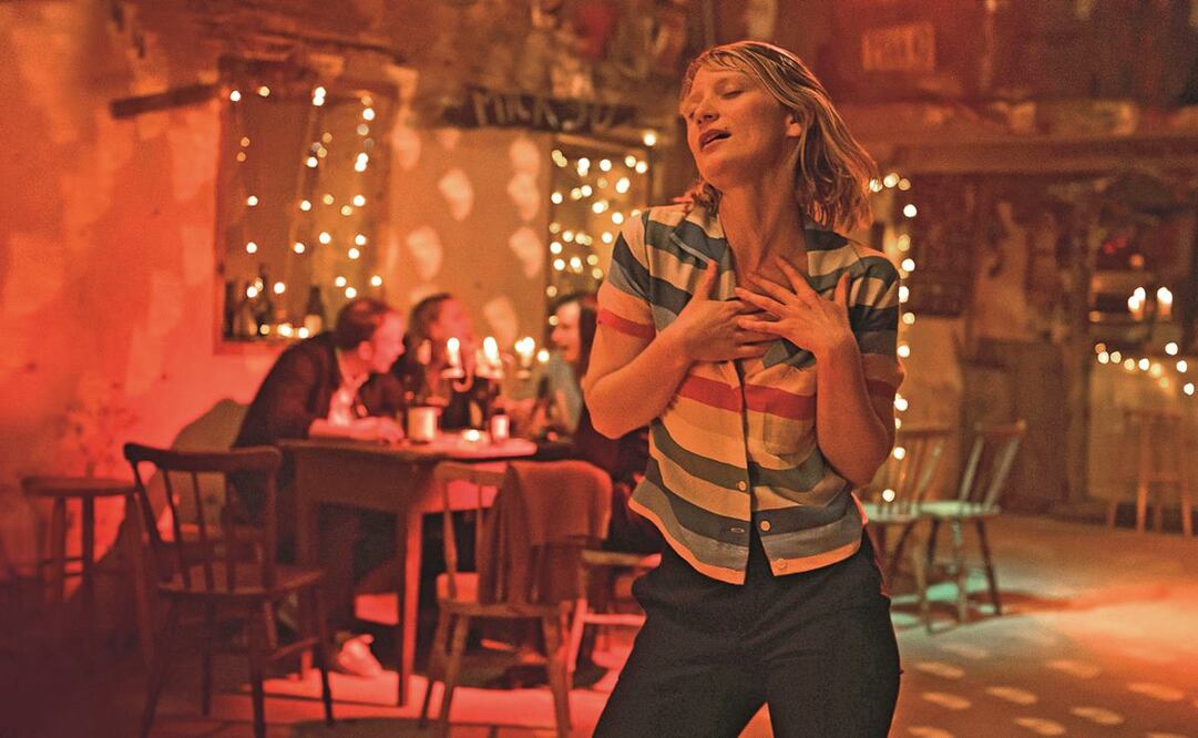 Vicky Krieps interpreta a una cineasta en busca de inspiración. Foto: Disney.