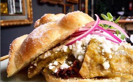 Lanzan pan de muerto relleno de chilaquiles y pierna