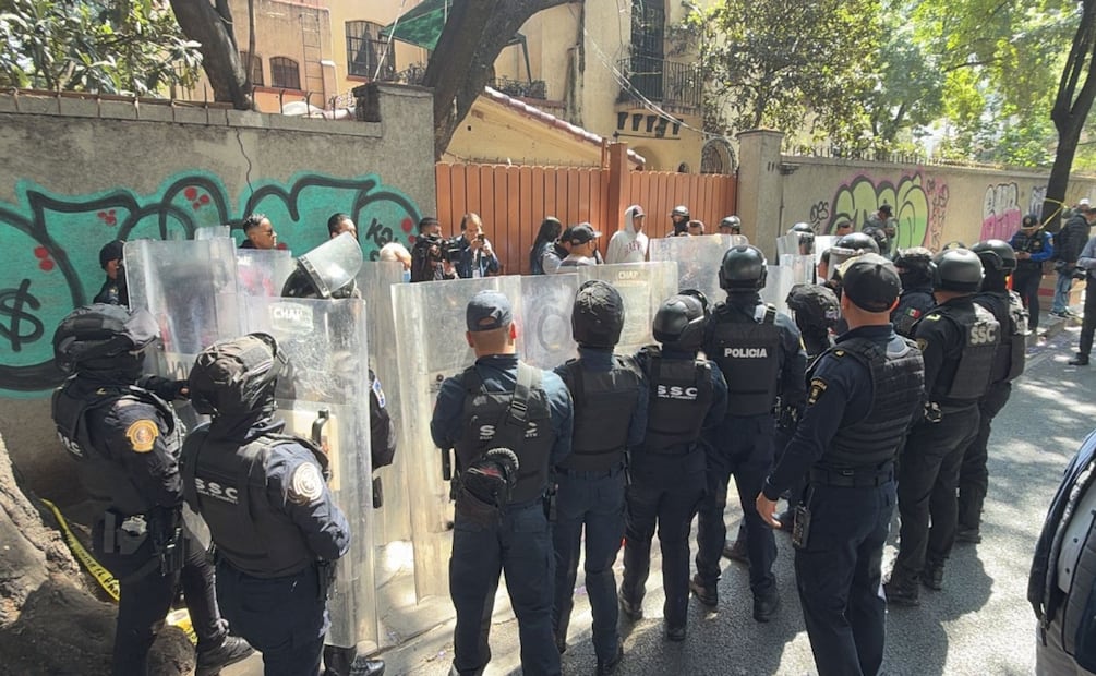 Padres bloquean Masaryk y Periférico en Polanco; exigen destitución de directora de secundaria. Foto: Especial