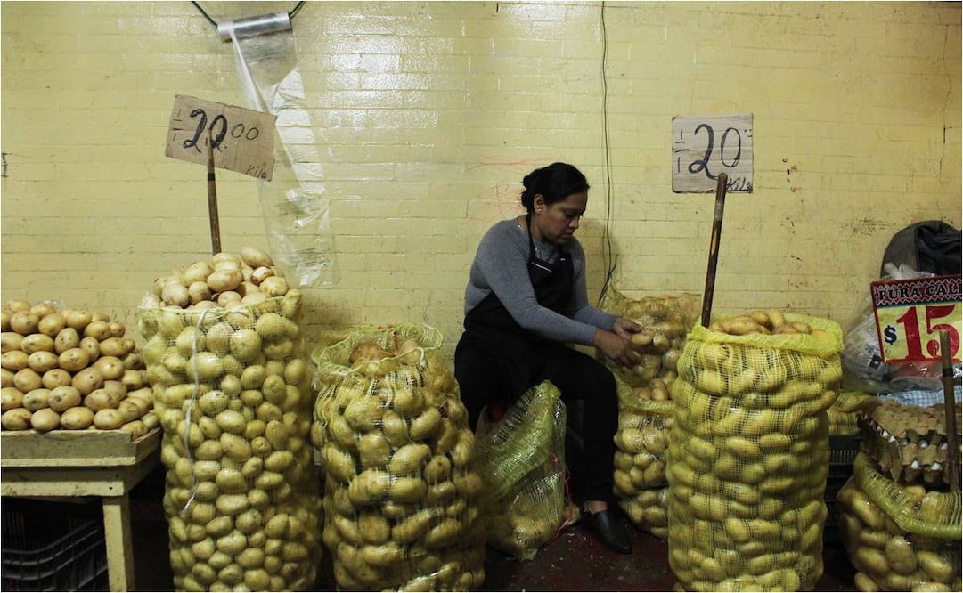 Vendedora de papas en la Merced. Foto: Brenda Martínez/ EL UNIVERSAL