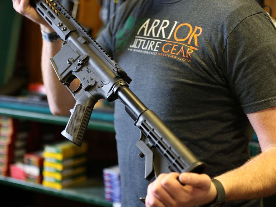 La Cámara de Representantes de Florida repelió hoy un intento de revivir una medida que prohibiría los fusiles de asalto (Foto: Reuters)