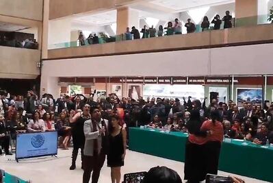 Sergio Mayer rompe protocolo en instalación de Comisión de Cultura