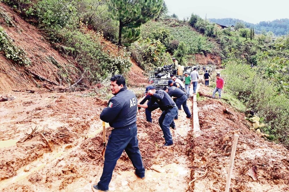 Tres helicópteros de la Policía Federal (PF) y de la Secretaría de la Defensa Nacional (Sedena) iniciaron ayer la distribución de víveres a poblaciones que quedaron incomunicadas (ISMAEL GARCÍA. EL UNIVERSAL)