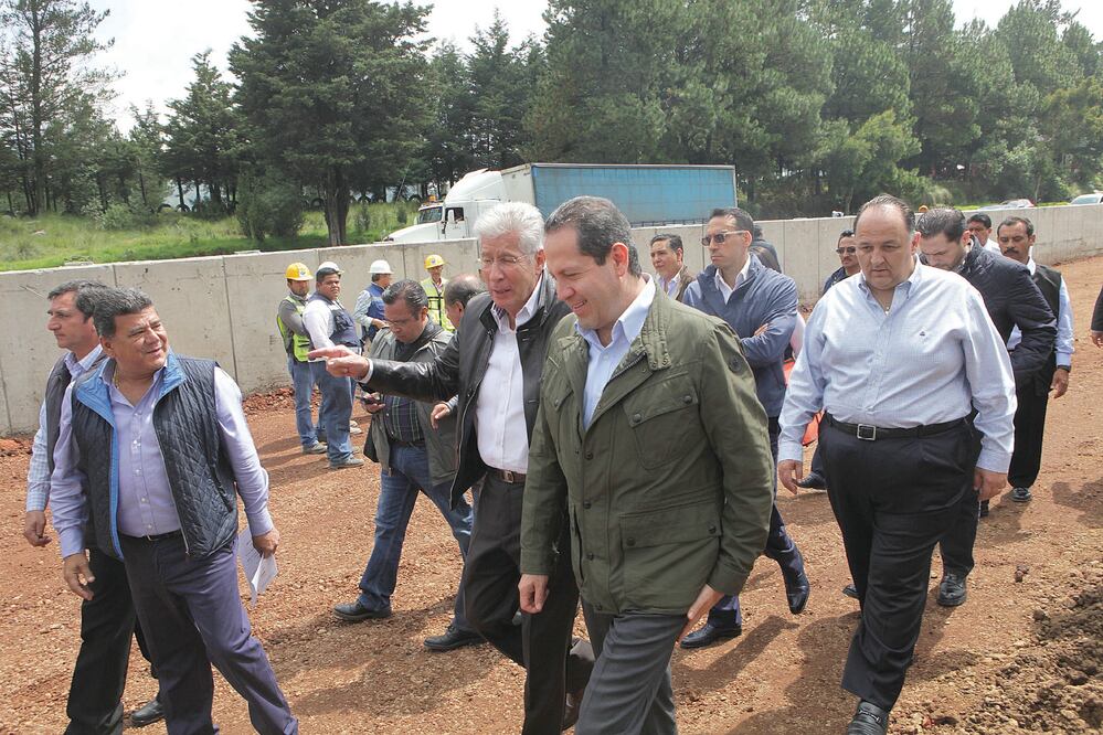 El secretario de Comunicaciones y Transportes, Gerardo Ruiz Esparza, y el gobernador Eruviel Ávila Villegas verificaron los trabajos de la nueva autopista México-Toluca en su tramo de La Marquesa (JORGE ALVARADO. EL UNIVERSAL)