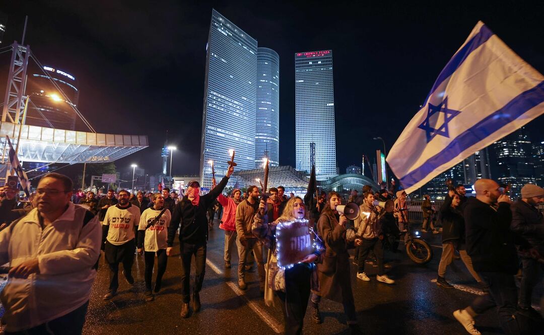 Manifestantes de izquierda israelíes asisten a una manifestación contra el nuevo gobierno de extrema derecha del primer ministro Benjamin Netanyahu. Foto: AFP