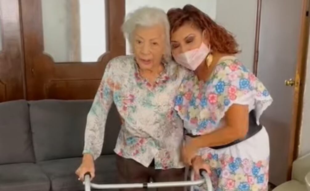 Clara Brugada junto con su madre el 10 de mayo del 2021. Foto: Captura de pantalla