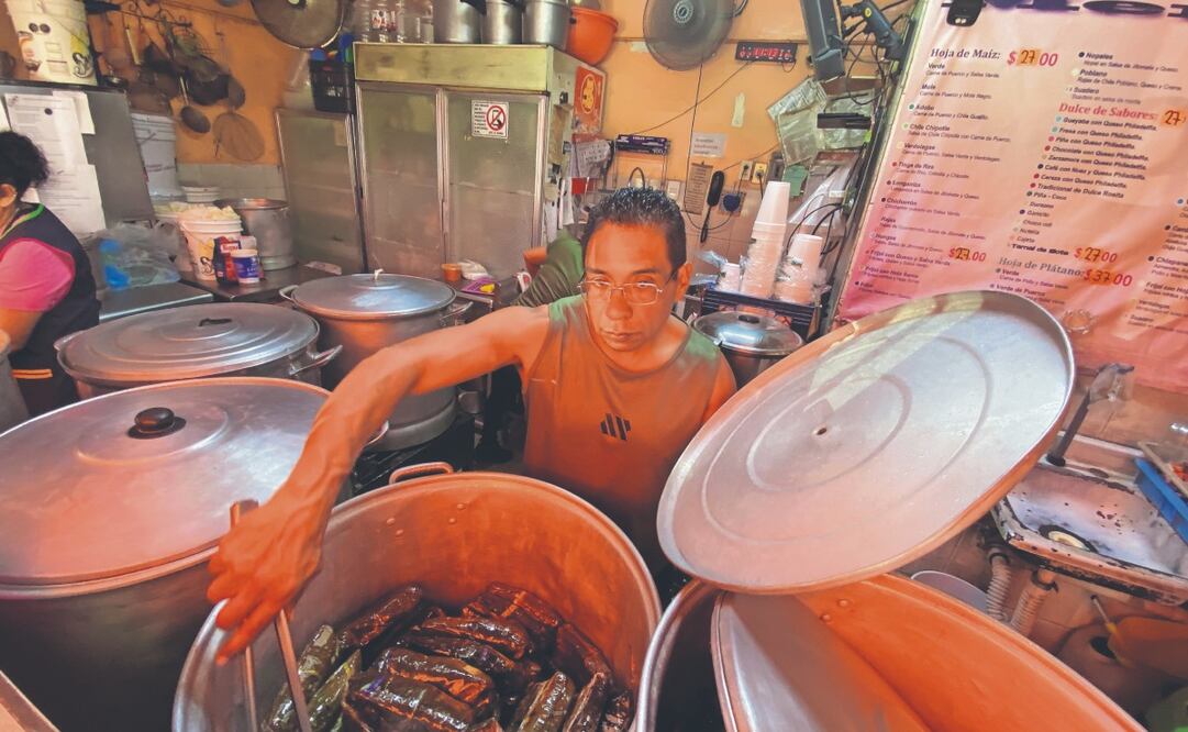 En la Tamalería Domy, en la alcaldía Benito Juárez, se ofrecen 50 variedades de tamales, 30 de hoja de maíz y 20 con hoja de plátano. Foto: de JUAN CARLOS WILLIAMS. EL UNIVERSAL