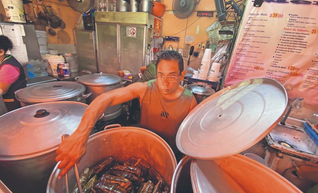 En la Tamalería Domy, en la alcaldía Benito Juárez, se ofrecen 50 variedades de tamales, 30 de hoja de maíz y 20 con hoja de plátano. Foto: de JUAN CARLOS WILLIAMS. EL UNIVERSAL