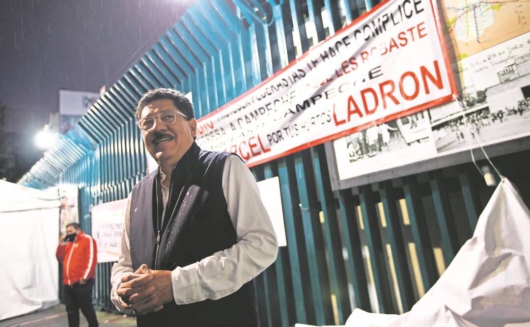 Ulises Ruiz (en la foto) y la consejera política Nallely Gutié rrez encabez aro n la protesta. Fotos: Archivo EUnivesal 