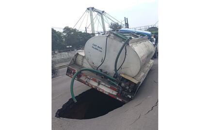 Pipa cae en socavón sobre Calzada Ignacio Zaragoza; cierran dos carriles en dirección al Circuito Interior