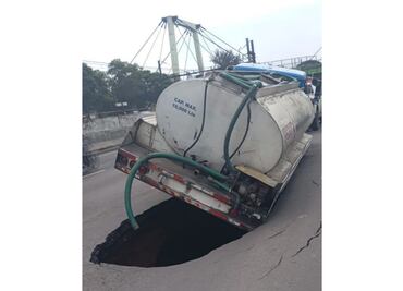 Pipa cae en socavón sobre Calzada Ignacio Zaragoza; cierran dos carriles en dirección al Circuito Interior