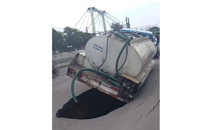 Pipa cae en socavón sobre Calzada Ignacio Zaragoza; cierran dos carriles en dirección al Circuito Interior