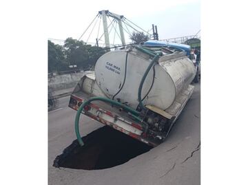 Pipa cae en socavón sobre Calzada Ignacio Zaragoza; cierran dos carriles en dirección al Circuito Interior