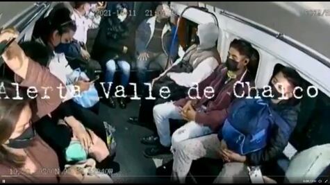 Video: sujetos armados asaltan combi en la México-Puebla; detienen a uno 