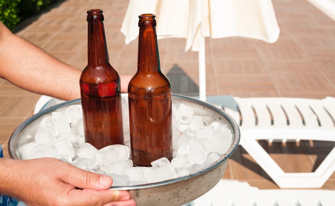 Enfriar cervezas con agua salada ayuda a mantenerlas listas incluso bajo el sol. Foto: Freepik