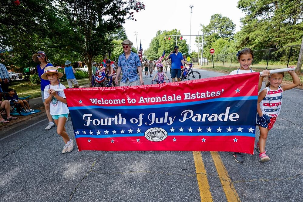 Este 4 de Julio se celebra el Día de la Independencia. La gente organiza desfiles como éste en Avondale, Georgia, comidas y por la noche, hay fuegos artificiales. FOTO: EFE