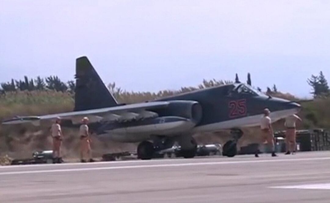 Manifestantes turcos protestan las operaciones militares rusas en Siria. Las leyendas sobre el retrato del presidente ruso Vladimir Putin dicen "Putin asesino" en turco y ruso. Foto: Reuters