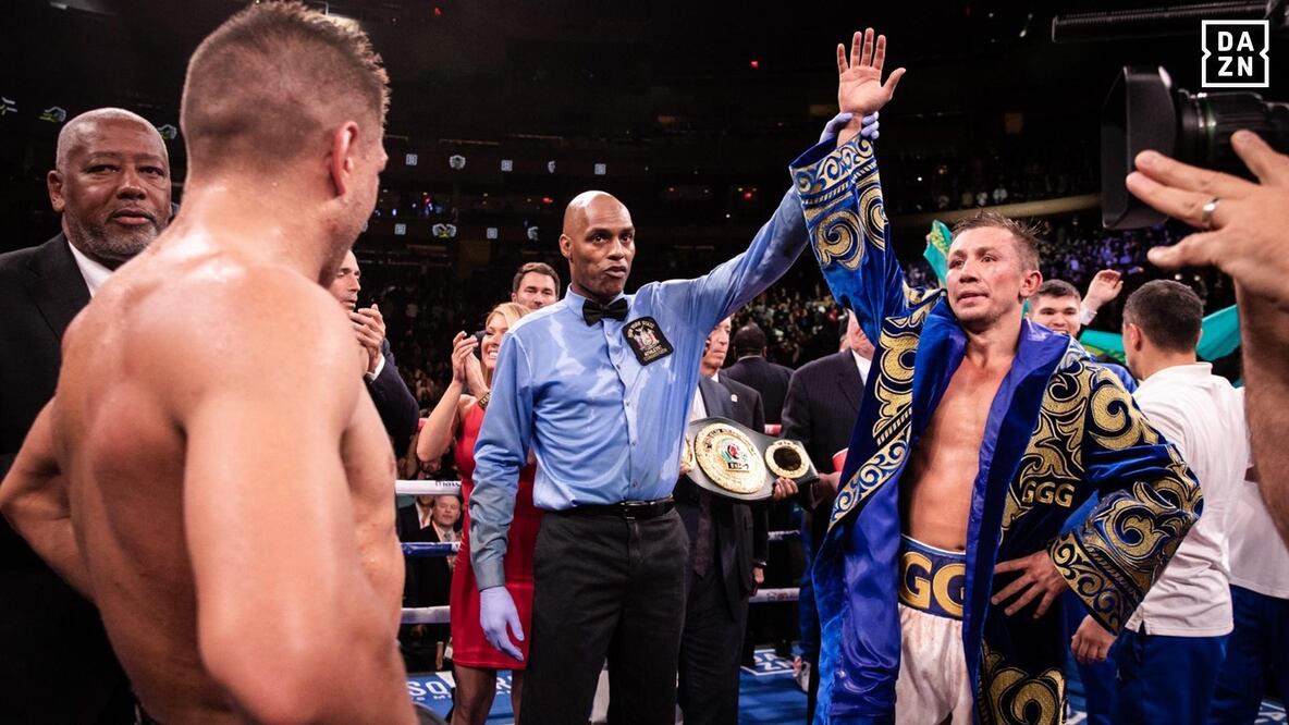 El referí Harvey Dock declara vencedor a Gennady Golovkin en el Madison Square Garden (Cortesía DAZN).