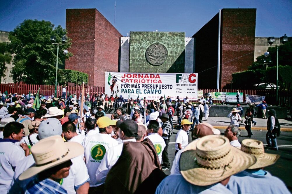 Luego de dialogar con los diputados, los manifestantes retiraron su plantón frente al Palacio Legislativo (IVÁN STEPHENS. EL UNIVERSAL)