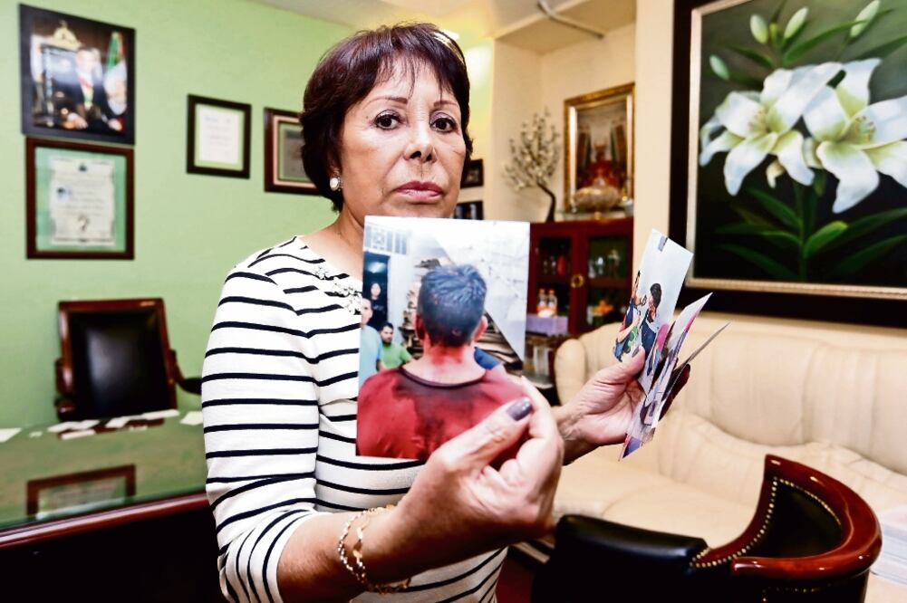 Al frente de la Asociación Legítima Cívica Comercial A.C, Alejandra Barrios presenta evidencias de comerciantes golpeados en operativos policiacos en el Centro Histórico. (FOTO: BERENICE FREGOSO)