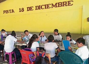 Congelan a docente por haber dado clases durante protestas