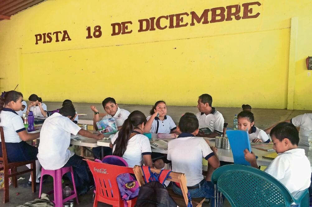 José Luis García de los Santos durante el paro dio clases en un salón de fiestas, porque vio en riesgo su puesto, a dos años de jubilarse (ARCHIVO EL UNIVERSAL)