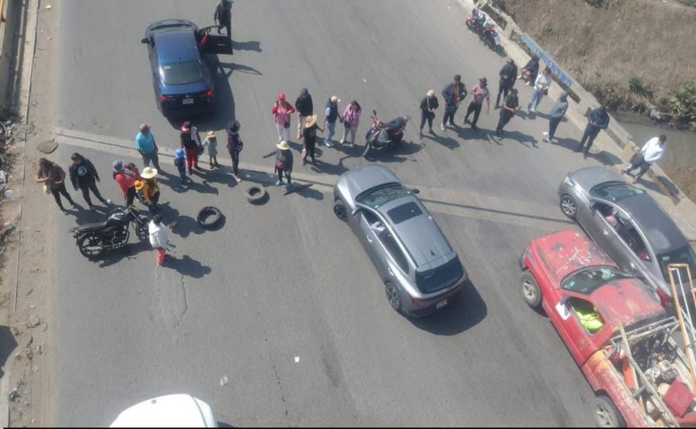 Protesta en caseta de Chalco por explosión en gasera; vecinos exigen reubicación tras daños. Foto: Especial