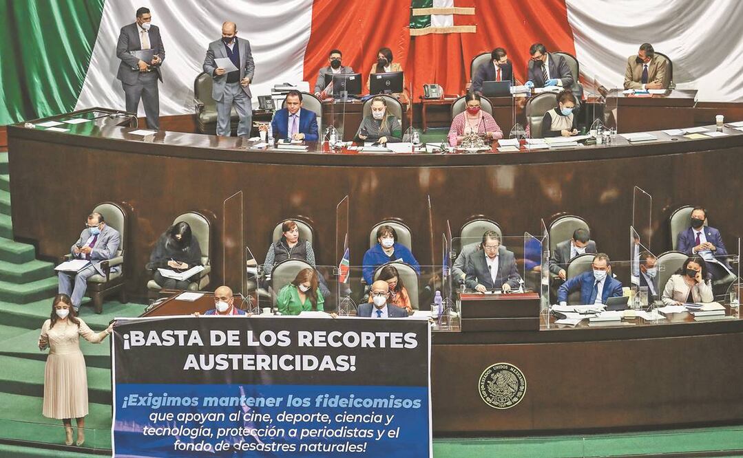 Legisladores del PAN criticaron con una manta la desaparición de fideicomisos. Foto: DIEGO SIMÓN SÁNCHEZ. EL UNIVERSAL