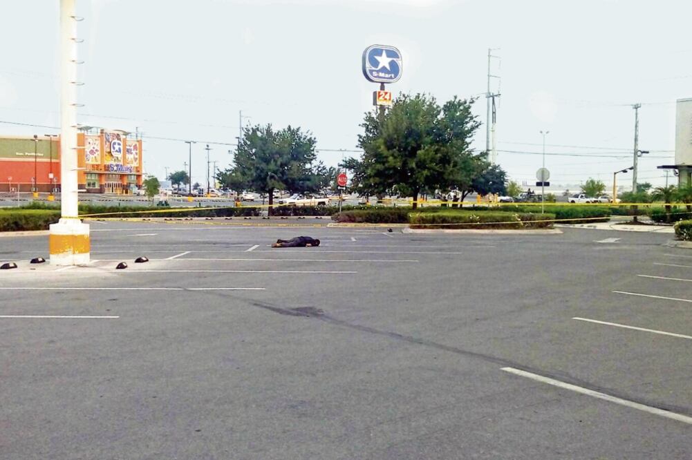 Zozobra. En las calles de la ciudad se pudo observar el cuerpo de un hombre tirado en el asfalto tras el tiroteo (JULIO GUZMÁN. EL UNIVERSAL)