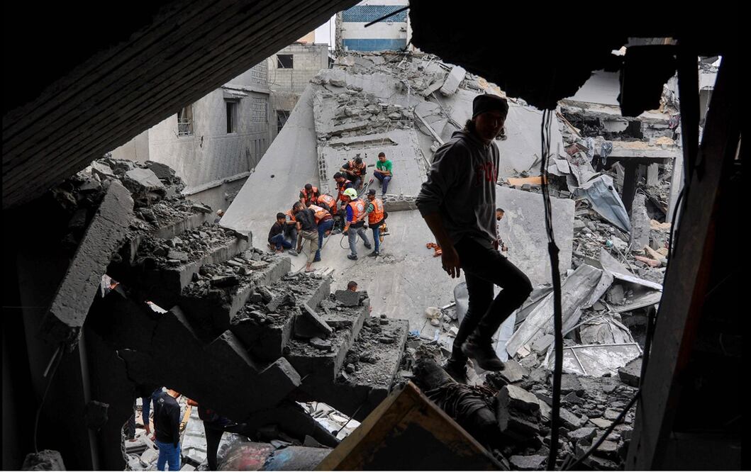 Rescatistas palestinos trabajan en el lugar de un ataque israelí contra una zona residencial del barrio de Shujaiya, en la Ciudad de Gaza, el 9 de abril de 2025. Foto: AFP