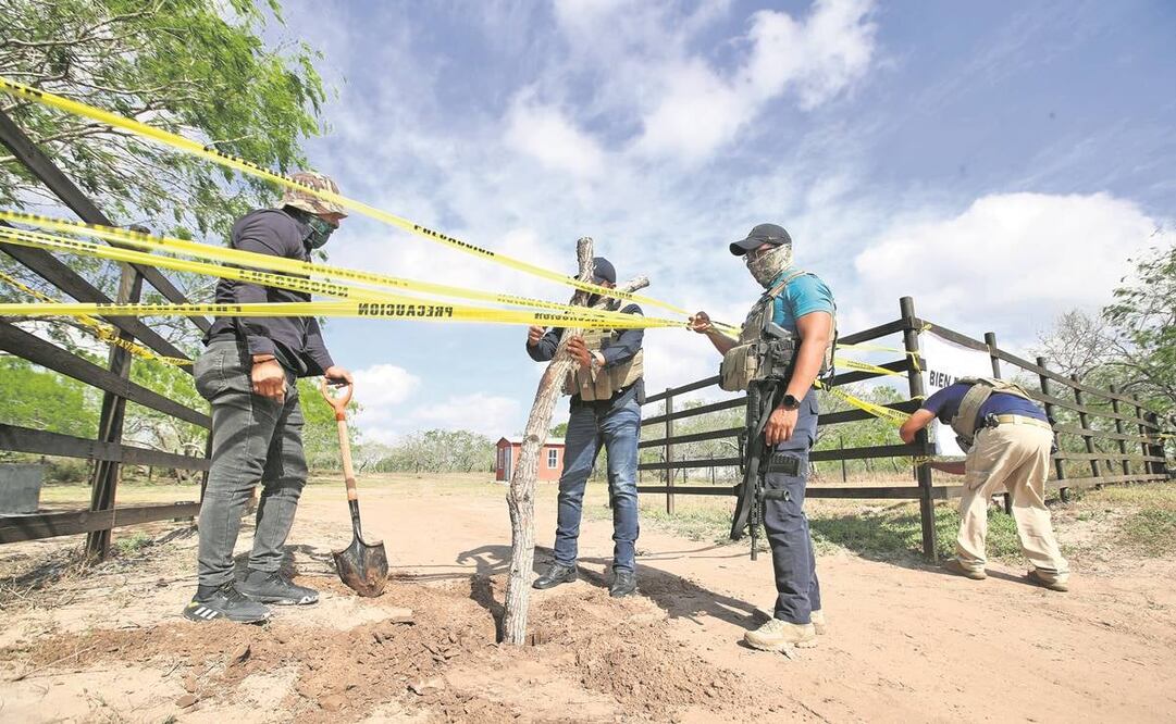 La Fiscalía de Tamaulipas busca pistas en la casa de seguridad.