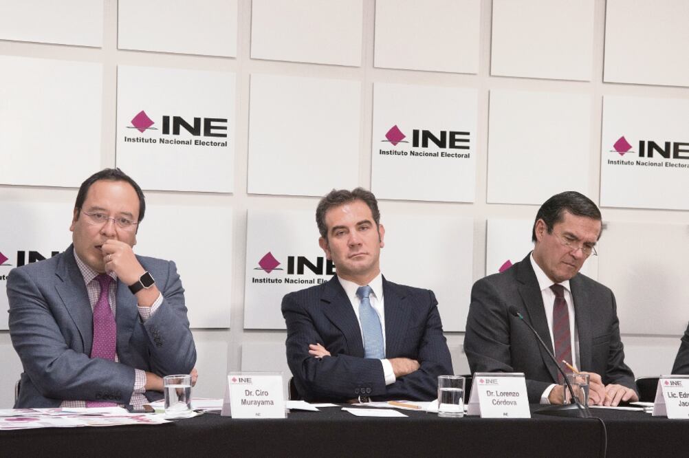 Lorenzo Córdova, consejero presidente del Instituto Nacional Electoral (ce nt ro) , habló de la austeridad en el INE en conferencia de prensa (TERCERO DÍAZ. CUARTOSCURO)