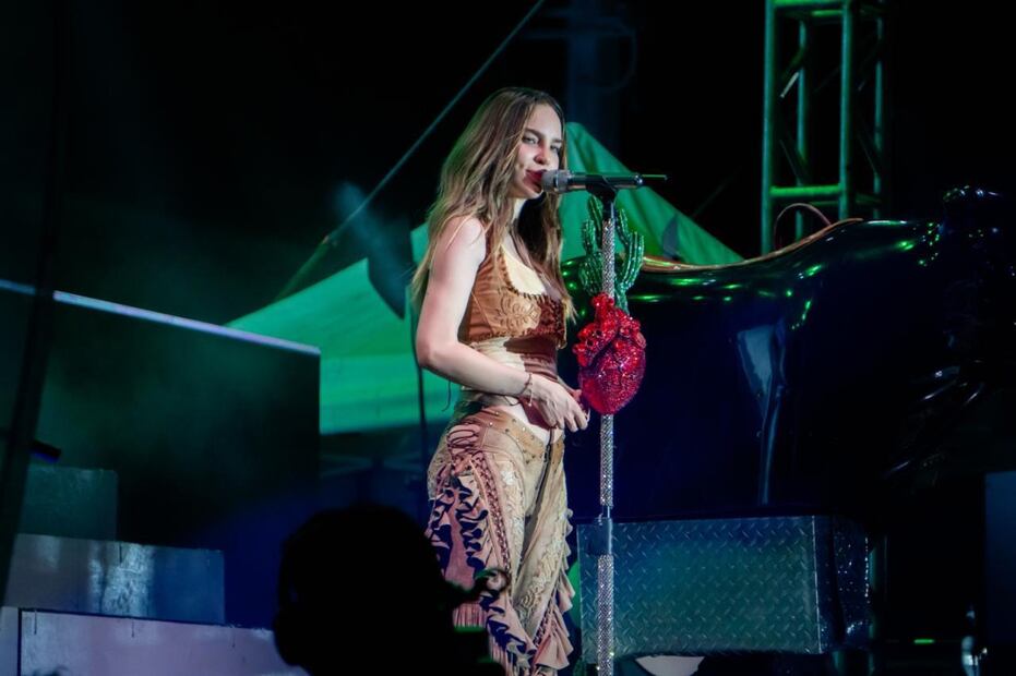 La “princesa del pop latino” se presentó ante miles de personas en la plaza principal. (Foto: especial)