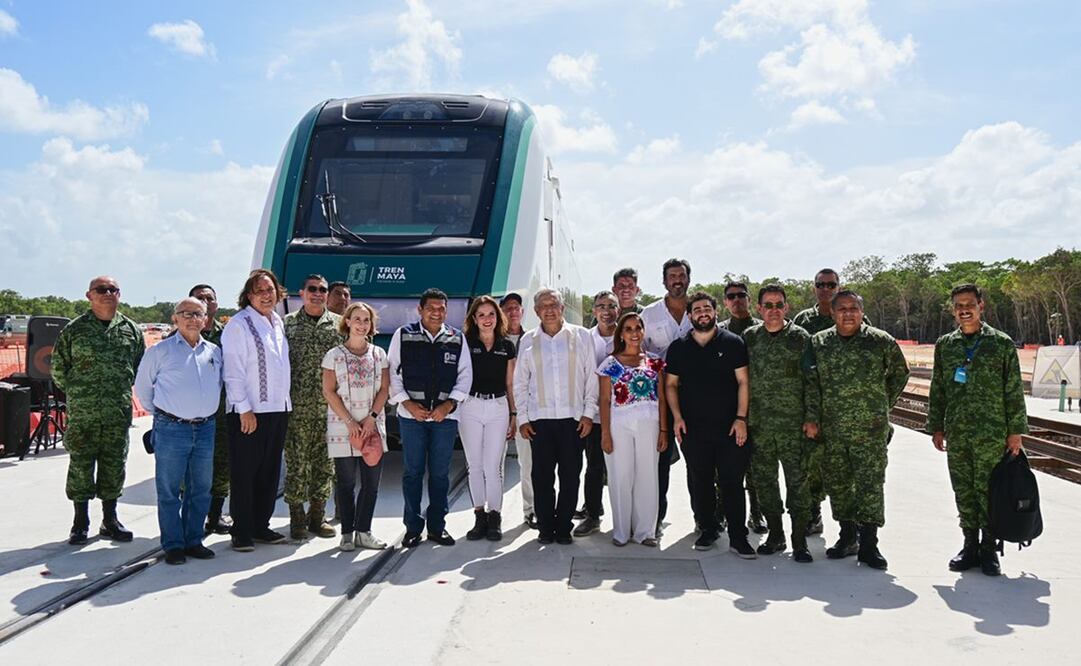 Presidente Andrés Manuel López Obrador con su equipo celebrando la llegada del primer convoy del Tren Maya a Cancún. Foto: Presidencia