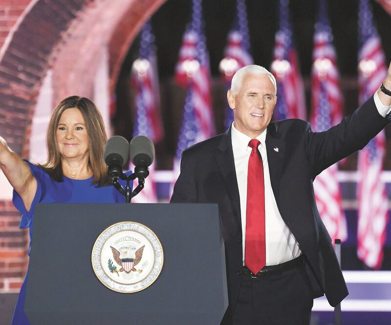 El vicepresidente estadounidense Mike Pence, con su esposa Karen, ayer al dar su discurso en el tercer día de la convención republicana en el Fuerte McHenry en Baltimore. Pence aceptó contender nuevamente por la vicepresidencia. SAUL LOEB. AFP