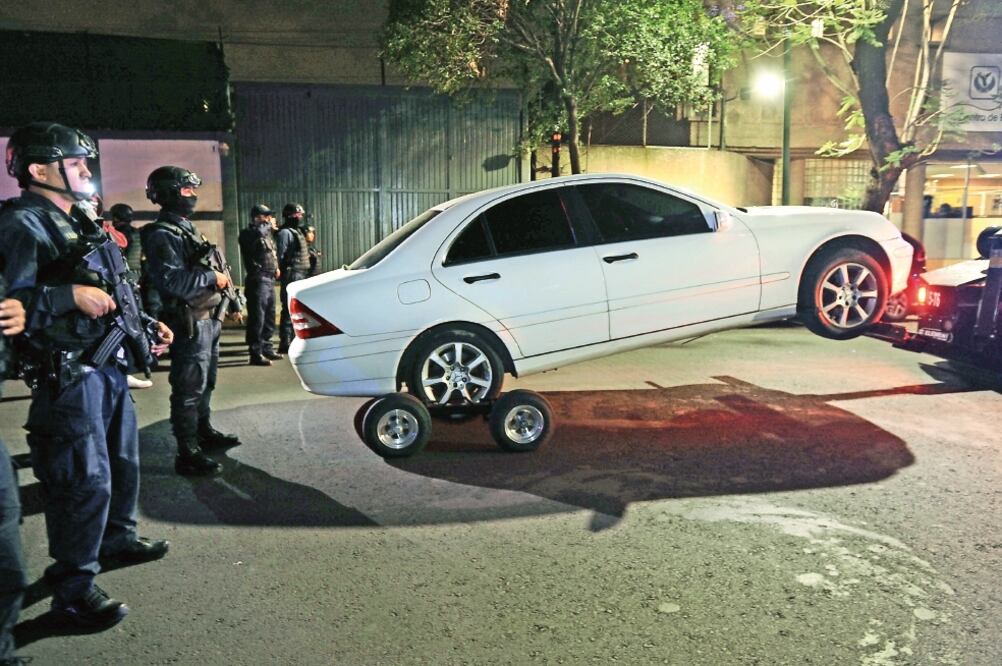 Cinco vehículos escoltaban al presunto narcomenudista, entre ellos una Jeep Cherokee y un Mercedes Benz. (ARCHIVO EL UNIVERSAL)