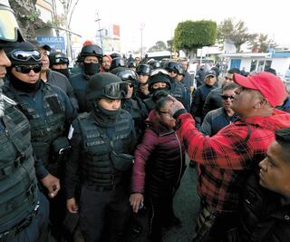 Se manifiestan contra ambulantes en Toluca