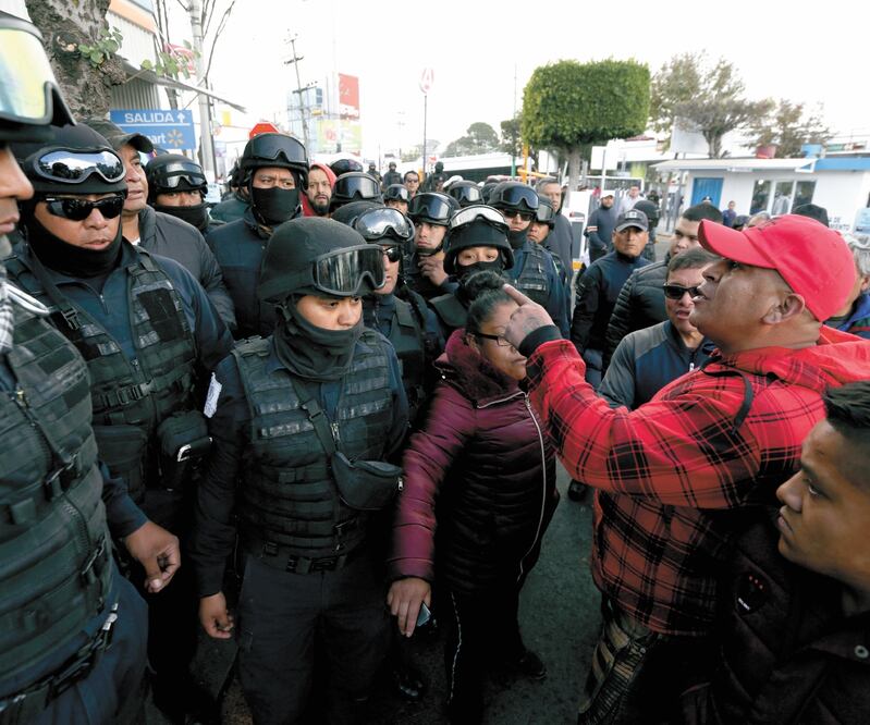 De acuerdo con vendedores, la competencia de los ambulantes es desleal, pues éstos no pagan salarios, impuestos ni licencia. Foto: JORGE ALVARADO. EL UNIVERSAL