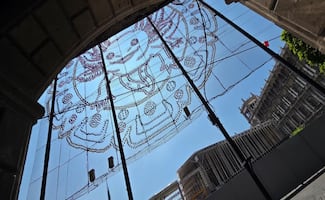 Instalan ajolote luminoso y avanza montaje del FIFA Fan Fest en el Zócalo; continúan las obras rumbo al Mundial 2026