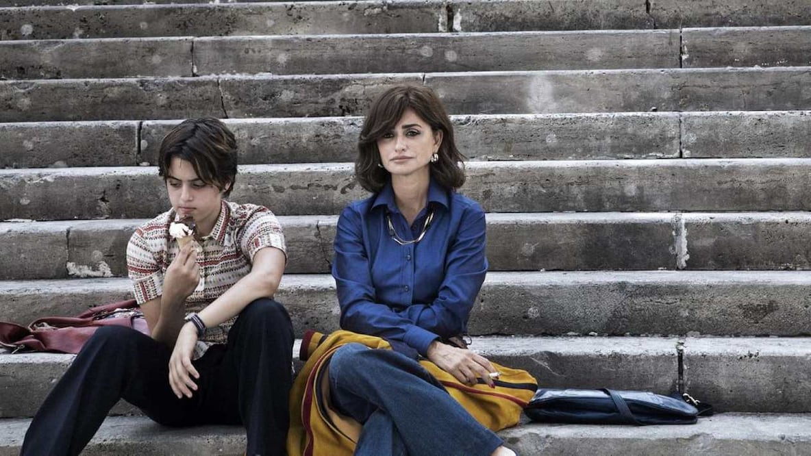 Penélope Cruz encarna a Clara, mientras que Luana Giuliani interpreta a Adriana/Andrea, la joven protagonista en transición. Crédito: Especial