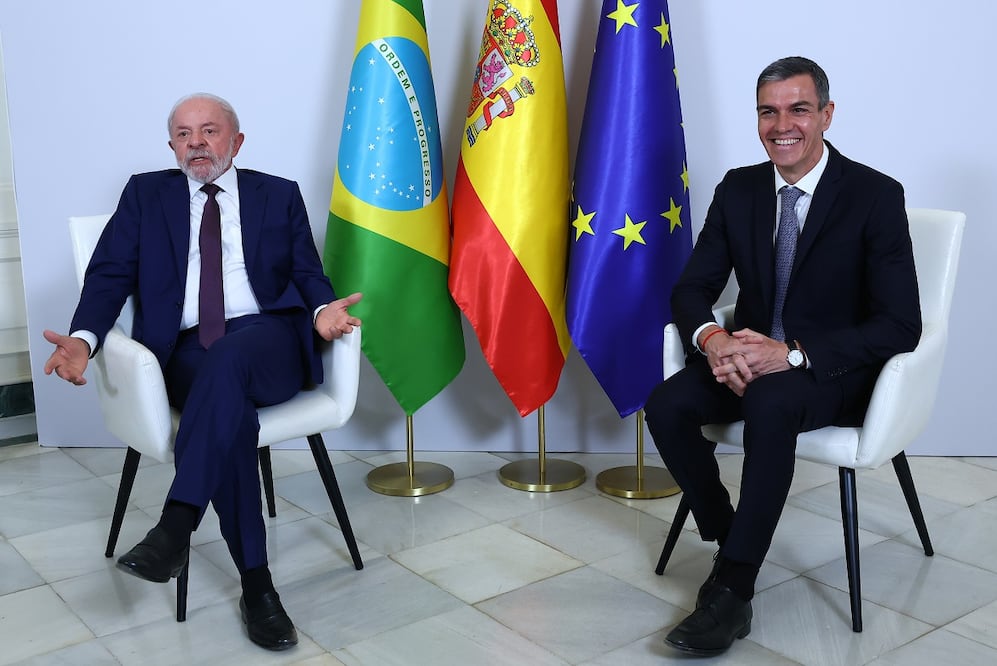 El presidente brasileño, Luiz Inácio Lula da Silva, y el jefe del gobierno español, Pedro Sánchez, durante la primera cumbre entre ambos países, en la que ratifican su apuesta por políticas progresistas como la respuesta más eficaz frente al populismo, este viernes en Barcelona. Foto: EFE