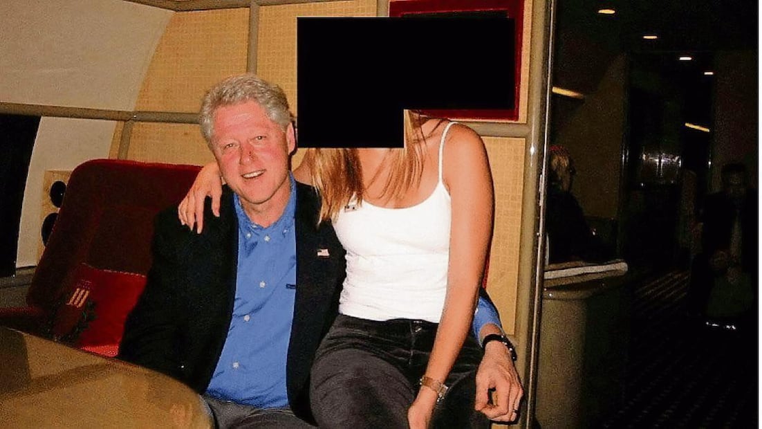 El expresidente Bill Clinton con una persona desconocida. Foto: AP