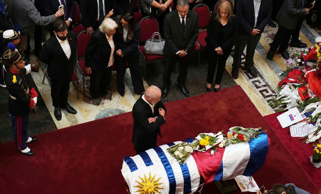 El presidente de Brasil, Luiz Inácio Lula da Silva, junto al ataúd del expresidente uruguayo José Mujica durante las ceremonias fúnebres del difunto líder en el Palacio Legislativo de Montevideo, Uruguay. Foto: AP