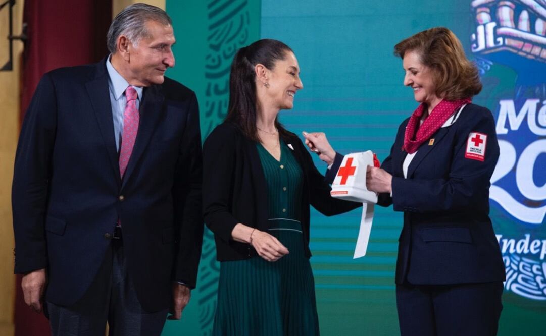 En Palacio Nacional arrancó de la colecta nacional 2021 de la Cruz Roja. Foto: Twitter @Claudiashein