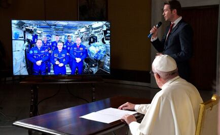 El papa Francisco dialoga con tripulación de EEI