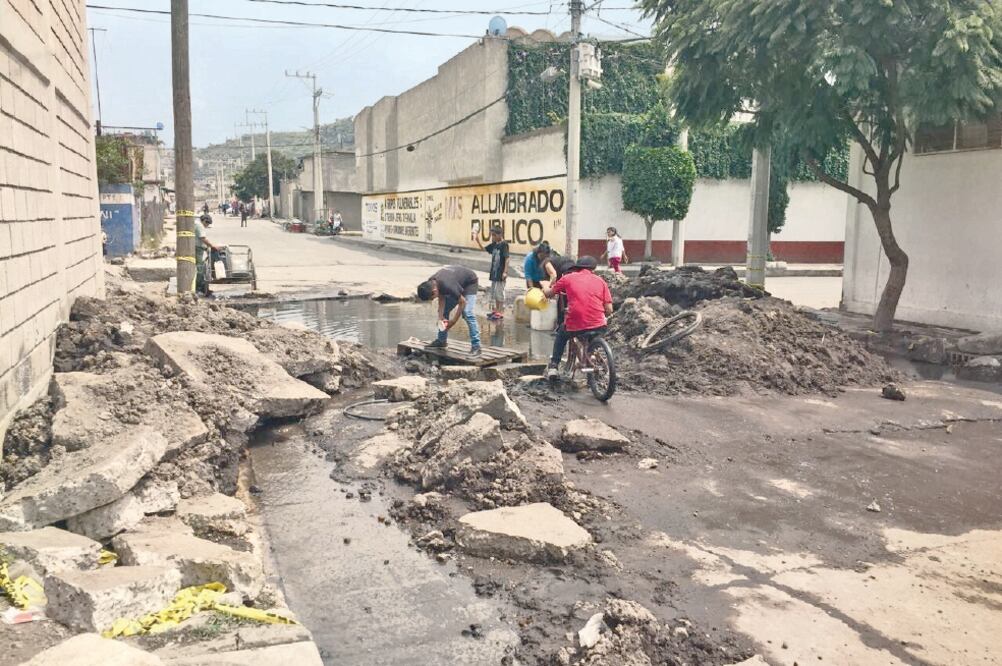 De acuerdo con el alcalde de Nezahualcóyotl, Juan Hugo de la Rosa, los temblores del 7, 19 y 23 de septiembre provocaron fugas en el ramal Míxquic-Tláhuac, tan sólo en este municipio han detectado 100. (EMILIO FERNÁNDEZ. EL UNIVERSAL)