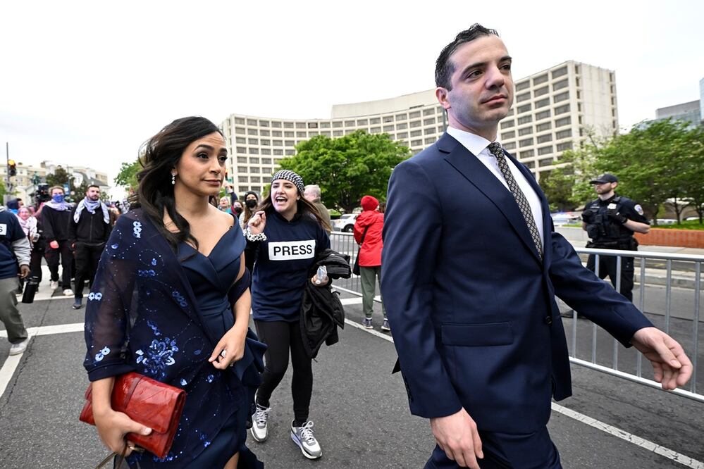 Asistentes a la cena de corresponsales de la Casa Blanca son confrontados por una manifestante propalestina, en Washington. Foto: AP