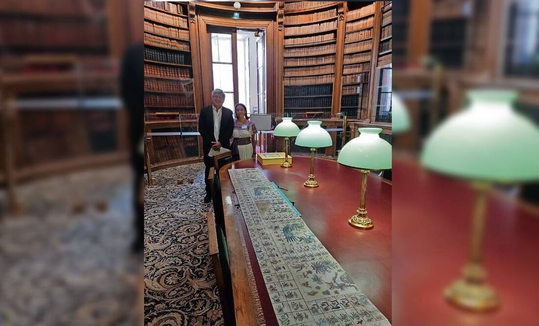 El diputado francés Éric Coquerel y la activista mexicana Emilia Mendoza, en la Biblioteca de la Asamblea Nacional de Francia, en cuyo acervo se encuentra el Códice Borbónico. Foto: Emilia Mendoza