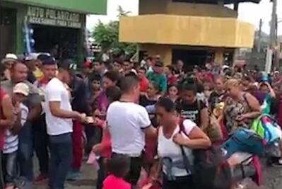 Polémica por video de entrega de dinero a migrantes… que Trump compartió