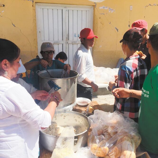 Necesidad. Los centroamericanos dicen que han resentido la falta de alimentos y agua; hoy caminarán hacia Niltepec. (VALENTE ROSAS. EL UNIVERSAL)